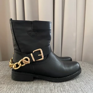 Boots - Svarta boots med guld kedja. Använda en gång 🖤🖤🖤