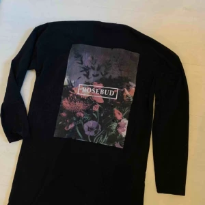  - Säljer denna klänning/tröja! Använd 1-2 gånger endast. Bekväm klänning med coolt tryck på, det går att välja om man vill ha trycket bak eller framtill klänningen sitter likadant oavsett 🤩  Frakt tillkommer annars avhämtning i Hägersten ✨