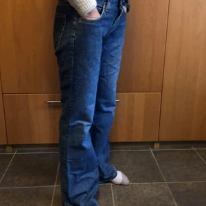 Lee Jeans straight strl 31-32 - Lee jeans raka lite utsvängda. Lågmidja, strl 31-32 står det men skulle säga att de är mer som 29-30.
