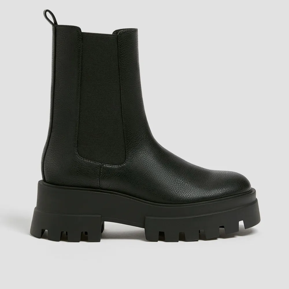 Intresse koll på dessa chunky boots som är helt slutsålda! Buda gärna 😚💕 aldrig använda fortfarande i förpackningen . Skor.