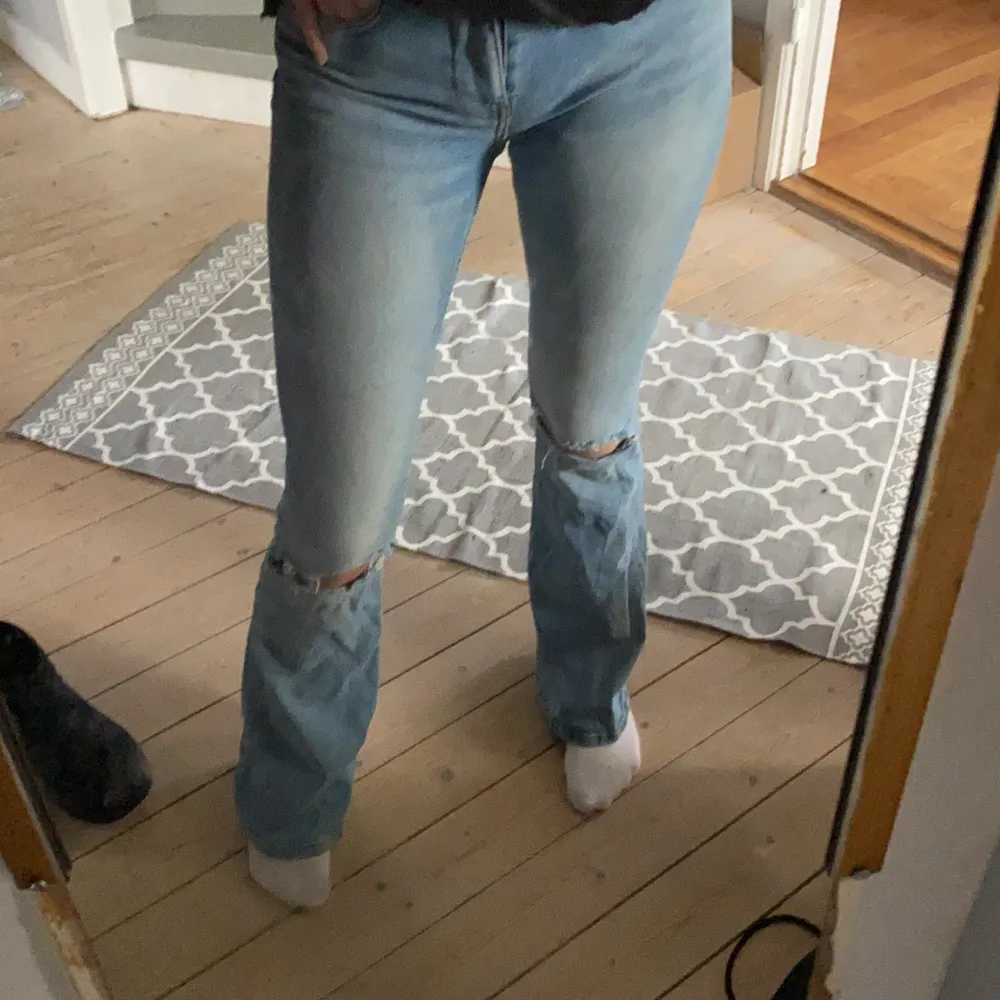 Ljusblåa bootcut jeans från Zara med egengjorda hål! Sköna och sitter jättebra, de är i stl S men skulle nog kunna passa någon som har XS. Jag är 164 cm och de sitter perfekt i längden. Köptes för 500kr💞  . Jeans & Byxor.