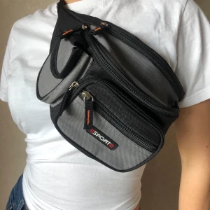 Bumbag/Magväska - Svart/grå Bumbag-Magväska. Många fack. 