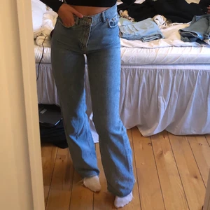 Jeans - Intressekoll på mina superfina zara jeans. Storlek 36 och jag är 175. Sitter superfint och är jättesköna. Buda i kommentarerna❤️❤️