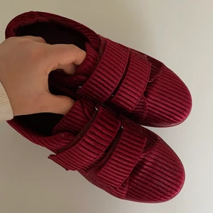 NAKD skor - Coola manchester skor från NAKD med resårband i storlek 36😍😍 använda cirka 2/3 gånger!! Bekväma och riktigt snygga ❤️❤️❤️❤️