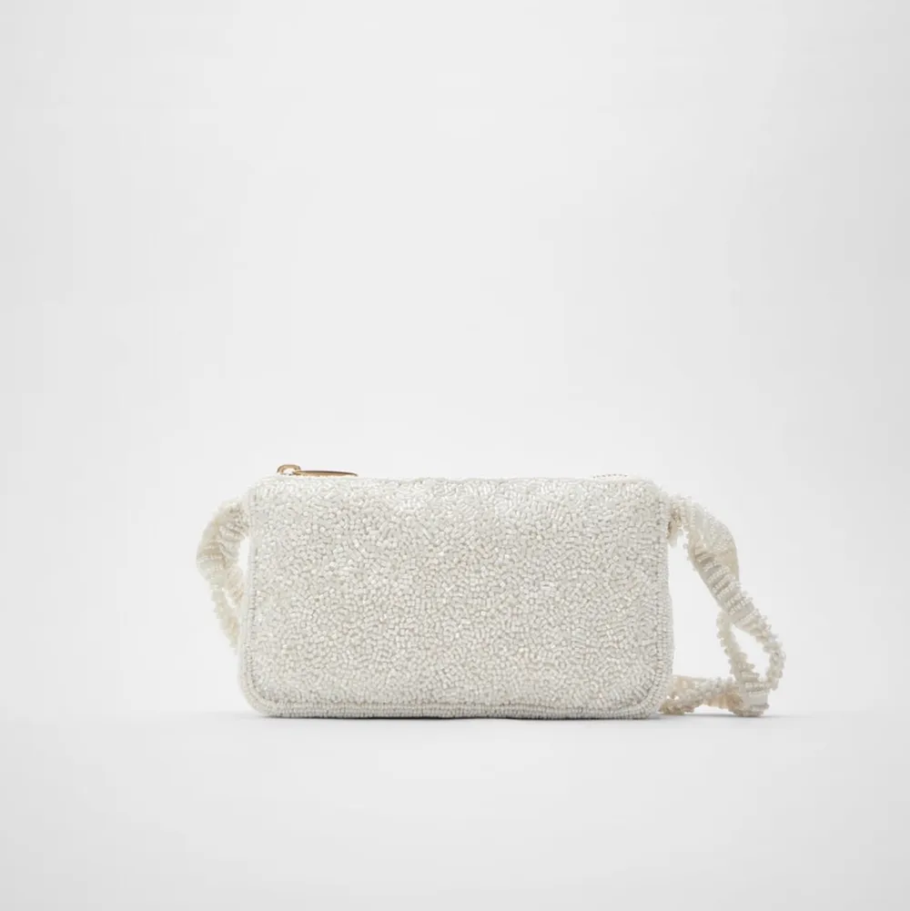 Världens finaste väska från Zara! Glittrar och är gjord av små pärlor. Nypris 399:- Säljer pga platsbrist i garderoben. Startbud ligger på 250 🤍. Väskor.