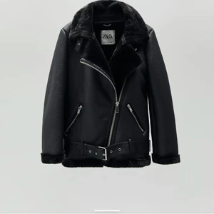 Bikerjacka från Zara - Säljer nu min bikerjacka som jag använt bara ett par gånger! Säljer den då jag inte tyckte att den passade mig så bra. Riktigt varm och passar perfekt till vintern! Storlek XS. Skicka ett meddelande om ni vill ha fler bilder på den! Nypris är 1195kr, mitt pris är 600kr inkl frakt!💕 Kom gärna med egna bud, men inga skambud!🥰