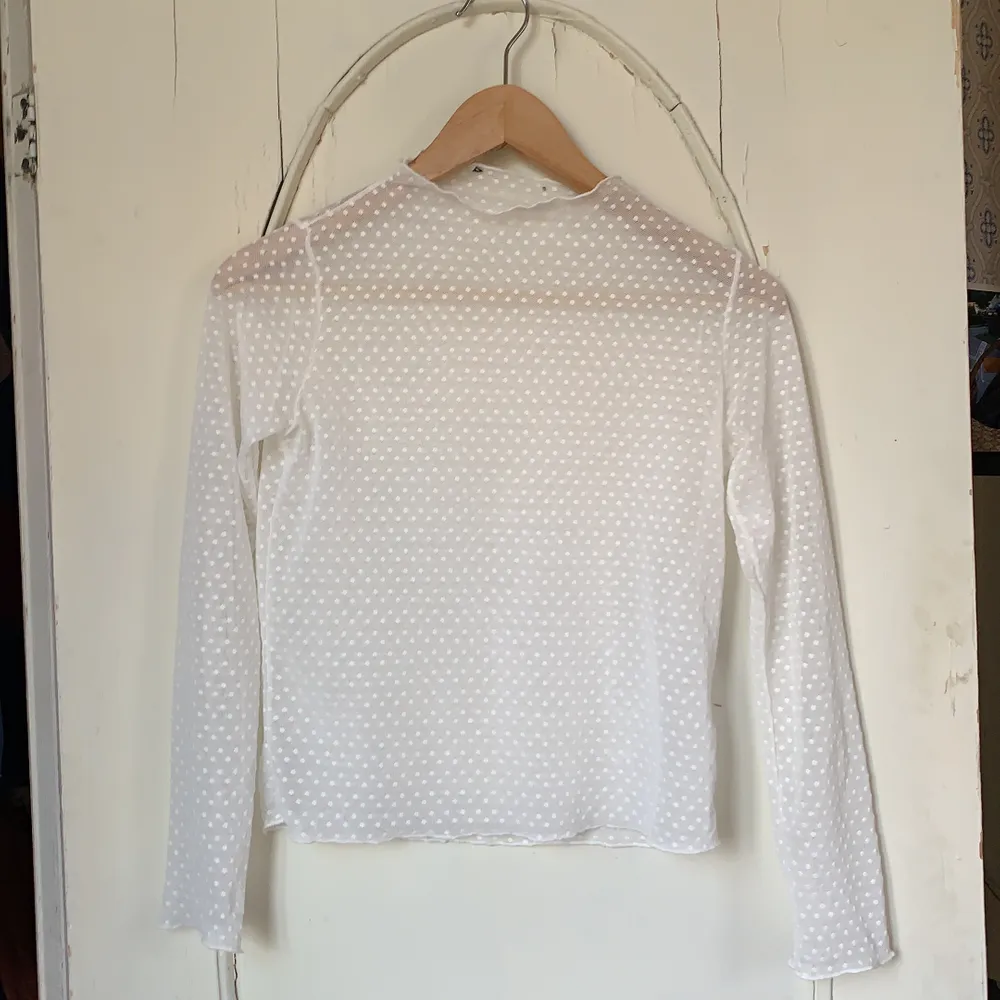 Genomskinlig, vit prickig tröja från Gina Tricot 😇 Använts endast 3ggr. Klippt bort alla lappar men den ska tvättas Max i 30 grader 🤍. Toppar.