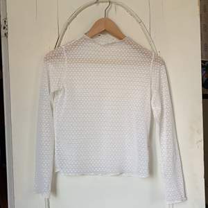 Genomskinlig, vit prickig tröja från Gina Tricot 😇 Använts endast 3ggr. Klippt bort alla lappar men den ska tvättas Max i 30 grader 🤍