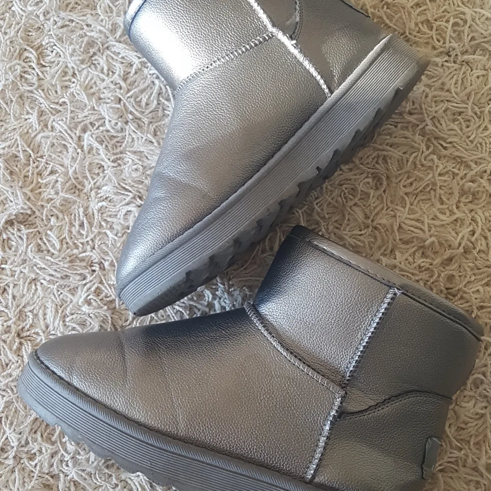 Uggs (ish) riktigt sköna fluffiga varma skor för vintern i silver . Skor.