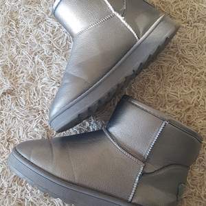 Uggs (ish) riktigt sköna fluffiga varma skor för vintern i silver 