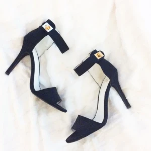  - Klackar från Nelly. 
Kan fraktas. 
bvsa. 