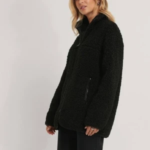 Teddyjacka, NAKD X EMMA ELLINGSEN - Nästintill oanvänd teddyjacka från nakd X emma ellingsens senaste kollektion. Strl 36 men passar även 34 & 38 😁  perfekta höstjackan! 400kr + frakt vid snabb affär. Ordinare pris 649kr 💕