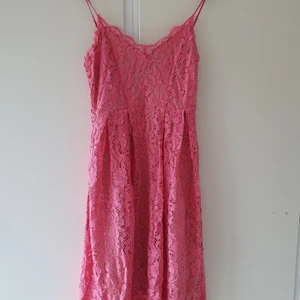 Rosa midiklänning från HM - Strl 38, har underlager i "hudfärg"