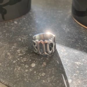 Jättesnygg silvrig ring - Fett cool ring i silver, färgar inte av sig och känns jättebra i kvalitén! Står Bitch på den, supercool detalj. Storlek M. Många intresserade så budgivning pågår 🌟 Skriv privat om ni vill ha fler bilder eller om ni har frågor!