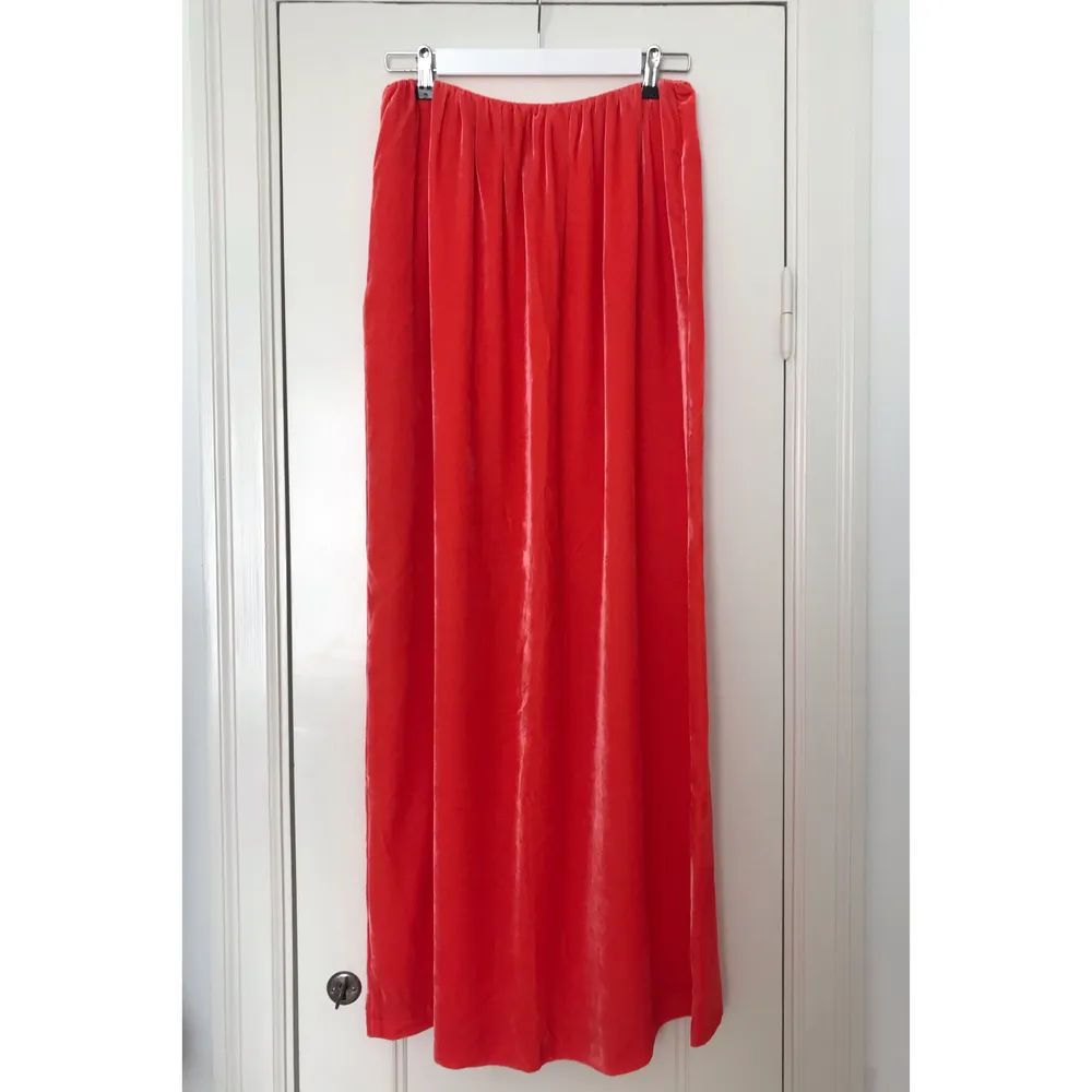 Beautiful long Rodebjer skirt in coral-red velvet. It is approximately a size 38-40, but since I bought it at the sample sale, it has no size tag. Only worn once, so in great condition.. Klänningar.
