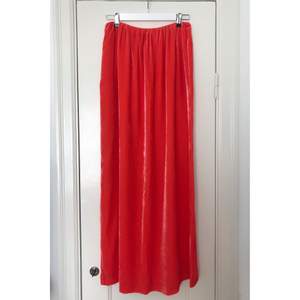 Beautiful long Rodebjer skirt in coral-red velvet. It is approximately a size 38-40, but since I bought it at the sample sale, it has no size tag. Only worn once, so in great condition.