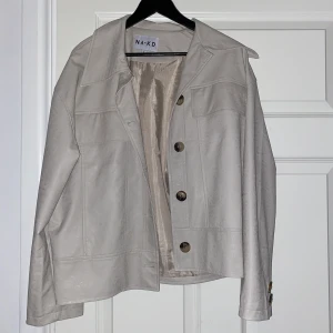 Läderjacka - Begie läderjacka från NAKD i xs, sparsamt använd! Inköpt i mars 2020! Fungerar att ha hoodie under för min del, jag är medium! 😍🌸 Priset är diskuterbart! 