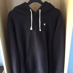 Champion Reverse Weave Hoodie - Strl M - En mysig och framförallt skön hoodie i nyskick. Möts upp i sthlm 