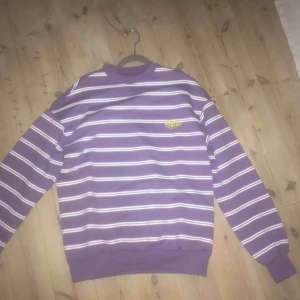  - Multi verse sweatshirt från junkyard, aldrig använd. Säljes pågrund av fel storlek✨