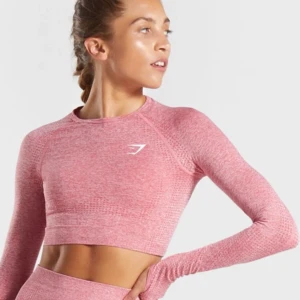 Crop top - GYMSHARK - Helt oanvänd tränings topp från gymshark. Färgen och passformen är mycket bra. Säljer pga av att jag har en liknande i en annan modell. (Orginalpris; 400kr)  Skriv för mer bilder. ;) 🥰 frakt ingår ej.                                 Högsta bud; 160kr