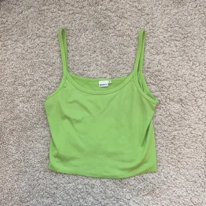 Ginatricot linne - Avklippt linne från Gina tricot i cool färg💗 frakt-24kr