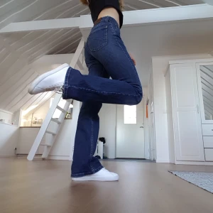 Utsvängda Lee-jeans strl. xs - Superfina lågmidjade jeans från Lee som tyvärr inte kommer till användning. Passar en XS och är i  jättefint skick. Kontakta mig vid intresse, frågor och för fler bilder. Köparen står för frakten (: