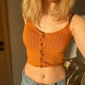 Orange topp - Nu säljer jag detta super snygga linne☺️ som ni ser på andra bilden så är linnet inte croppat, men det funkar utmärkt att vika in den. Skriv i kommentarerna eller kontakta mig privat om ni är intresserade🥰✨.                       Den kostar 90 kr (frakt ingår)😁                                       OBS: Det är stl xs, men jag är s/m och den sitter jätte fint även då⚡️