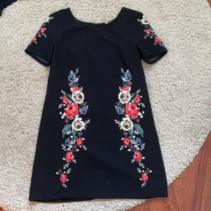 Blommig klänning - Så fin klänning med blommor på! Använd en gång så i nyskick💛 frakt-48kr📦