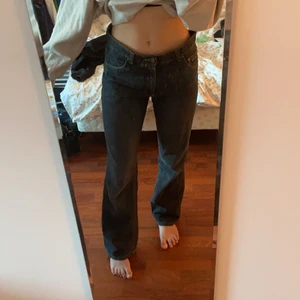 Lågmidjade jeans - Säljer nu mina lågmidjade jeans💖 de sitter perfekt på mig som är 166cm! Tyvärr har halva remsan där bak gått av (se sista bilden) annars jättebra skick! Frakt tillkommer på 66kr spårbart