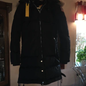 Parajumper Vinterjacka storlek XS - Jackan är i gott skick utan fläckar och missfärgningar, haft jackan cirka 1 år o säljer pågrund av att den blivit för liten.  Priset kan diskuteras vid snabb affär. Fler bilder kan skickas om du är intresserad 