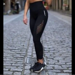 Gymshark tights - Högmidjade seamless tights från gymshark som vad jag kan se inte går att köpa längre. Storlek XS. Märket på framsidan har gått bort i tvätten, annars jättefina! Skriv för egna bilder🌟