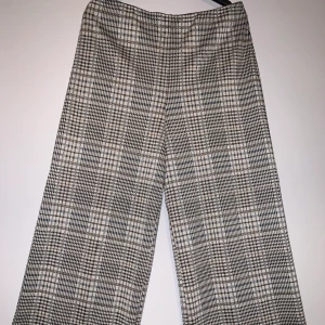 H&M Vida rutiga byxor - Snygga men också sköna, vida, rutiga byxor från H&M! Storlek M men snarare L. Byxorna är långa i benen!
