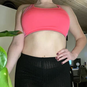 Rosa sport-bh  - Rosa sport-bh från HM. Använd mycket förut men kan inte ha den längre! Storlek M :) 