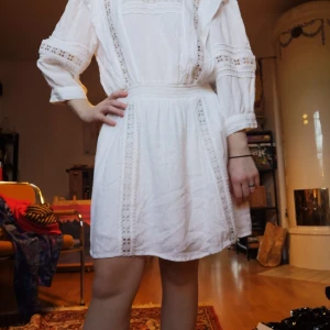 Bohemisk klänning hippie  - Underbar vit bohemisk klänning. Supersnygg till ett par boots 😍 Storlek 40. Passar bra på mig i Small men även bra på Medium.  Fint skick. Hittar inget att anmärka på.  L 81. Midja 37 tvärsöver men mkt stretch. Äh-äh 48cm.  240kr pp 57kr spårbart