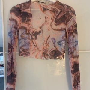 Topp från shein - Skitcool topp som jag köpt på SHEIN. Aldrig använt denna, så tänker att jag säljer den. Frakt tillkommer💘