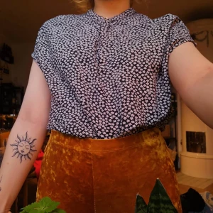 Grunge blommig blus  - Jättesöt grungeig/boho blus/topp. Snygg till jeans el jeanskjol!! Storlek Small. Nyskick!  50kr pp 48kr m frimärken