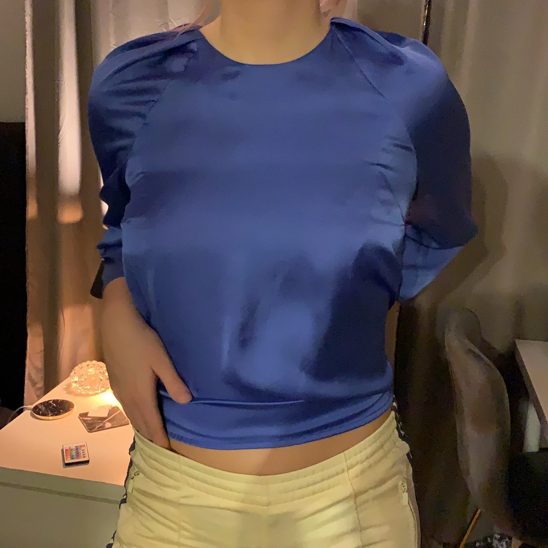 Blus i en fin, blå färg.  - 90