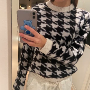 Mönstrad tröja - Fin tröja från bershka i jättegosigt material! Coolt mönster och knappt använd, passar xs-s. Kan gå med på billigare pris!💞