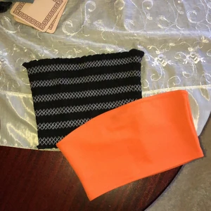 Bandeautopp  - Säljer dessa två bandeautoppar, den svarta från forever 21 och den orangea från prettylittlething. Strl S och 34. Säljes tillsammans. 