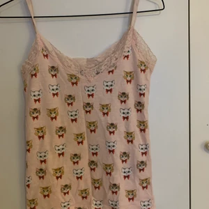 Pyjamas med katter på - En rosa söt liten pyjamas som har katter på sig. Säljer den då den har blivit för liten för mig. Skriv vid intresse 💜