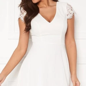 Studentklänning/finklänning - Jättefin helt ny studentklänning med lapparna kvar! Storlek S men passar även XS. Nypris 599:- betalas med Swish ☺️