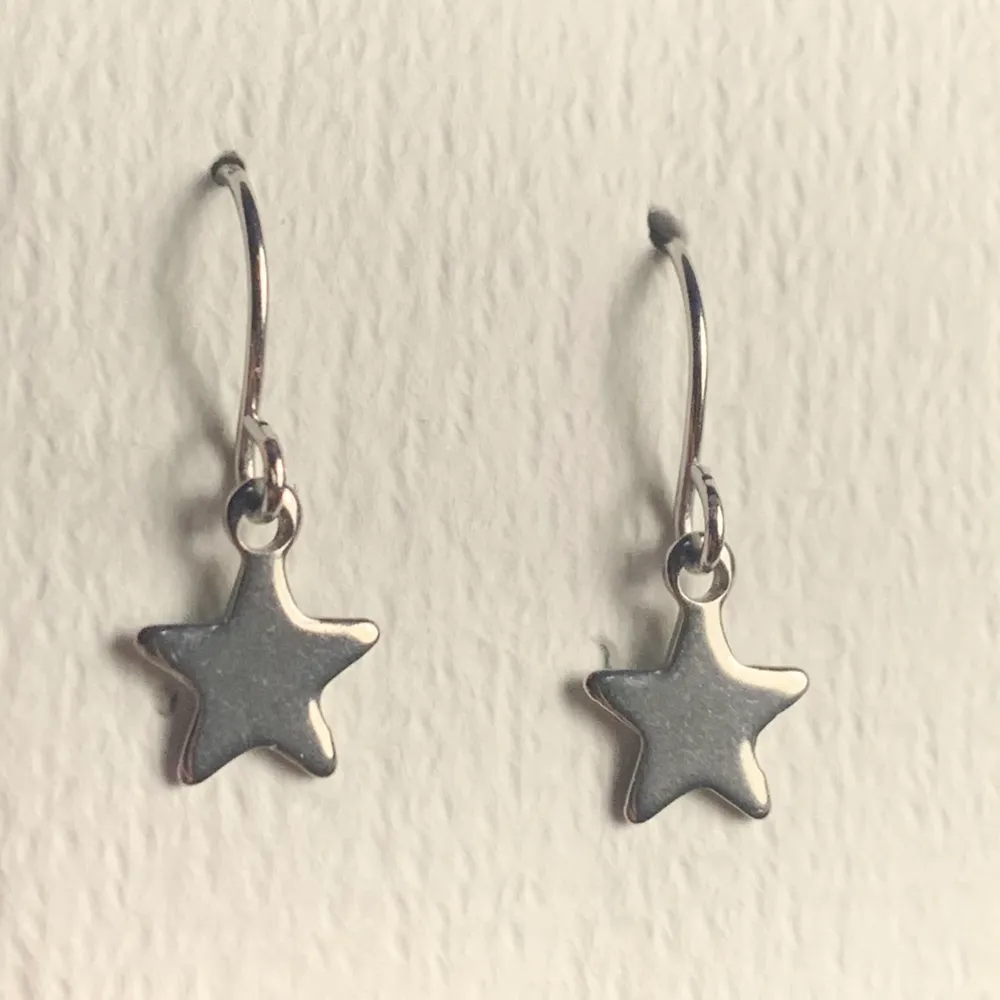 silvriga örhängen med små stjärnor ✨🤍 kan skicka flera bilder om önskat!. Accessoarer.