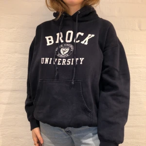 Vintage Hoodie Brock University - Vi säljer denna marinblå college hoodie från Brock University. Pris 299kr. Den är i storlek M och passar som en M. Personen på bilden är 165 och brukar ha på sig M. Inga defekter på hoodien. Kontakta oss på Plick eller vår Instagram @wanderetro. Om flera visar intresse blir det budgivning. Köparen står för spårbar frakt på 66kr. 🤍 BUD PÅ 340, BUDGIVNING PÅ INSTA. AVSLUTAS ONSDAG 3/2 KLOCKAN 12
