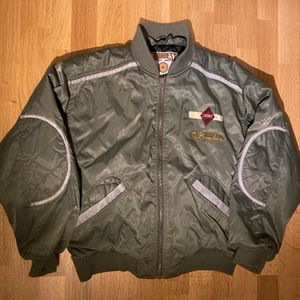 Vintage varsity/bomber jacka !!! - Kör budgivning för min vintage bomberjacka som e jättetrendig just nu! Passar oversized för folk under 1.85! Nyskick :) Bud i kommenterna eller privat 😇 Bud ligger på: 300kr
