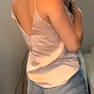 Super fin fest-isch topp - Enormt fin topp i typ champagne färg med super fin form. Har aldrig använts, därför är den skrynklig men går såklart att stryka. 💕