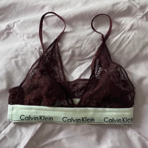 Topp - Calvin Klein spets topp i bra skick, HÖGSTA BUD: 130 + frakt 💞