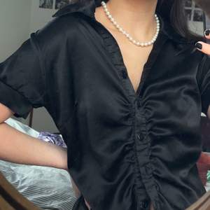Jättefin svart blus i silkeliknande tyg💗 fin att ha öppen också med en topp under eller knuten! Frakt tillkommer😍✌️