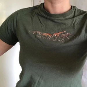 babytee SouthAfrica - jättesöt y2k babytee med najs tryck. Najs färg och köptes second hand. Jag är XS för referens. Osäker på om jag vill sälja så ge ett bra bud HÖGSTA BUD: 200kr!