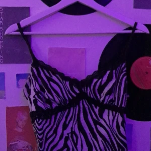 Zebra Cami top - SHEIN       Svart/Vit Zebra cami top.    Storlek S, säljer då det vart för stort för mig :(     Justerbara band!!! Använd en gång, inga defekter.  Budgivning i kommentarerna.💗💗 Ledande bud: 100kr ( Elsasjögren )💞 Budgivning avslutas Måndag 15/2💗