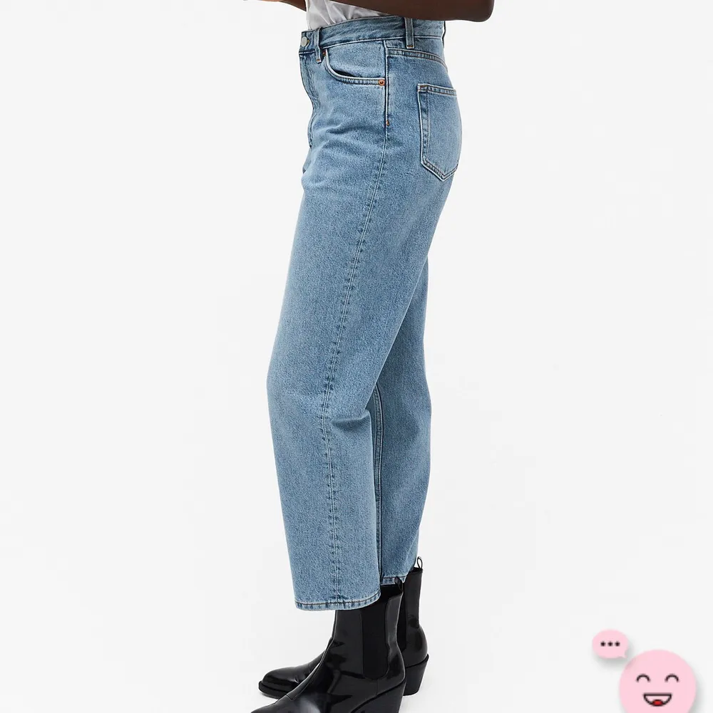 Mom jeans från Monki i modellen taiki. Dom är i storlek 26 i midjan eller 36 i vanliga storlekar. Använda, men utan några fel. Säljes pga att de inte passar mig längre. Jeans & Byxor.